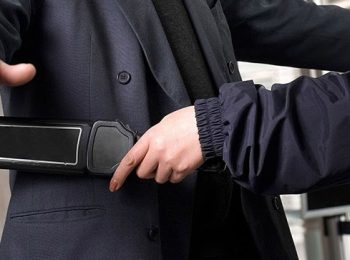 Inspection des piétons accédant aux sites sensibles